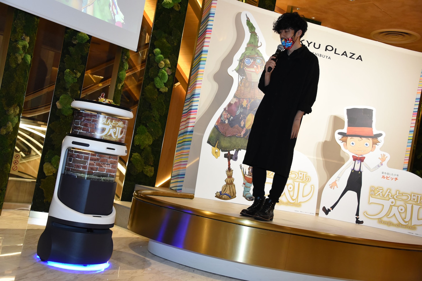 配膳ロボットのServi（左）がコラボメニューを運ぶ様子。