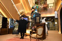 「映画 えんとつ町のプぺル」の特別装飾を披露する西野亮廣。