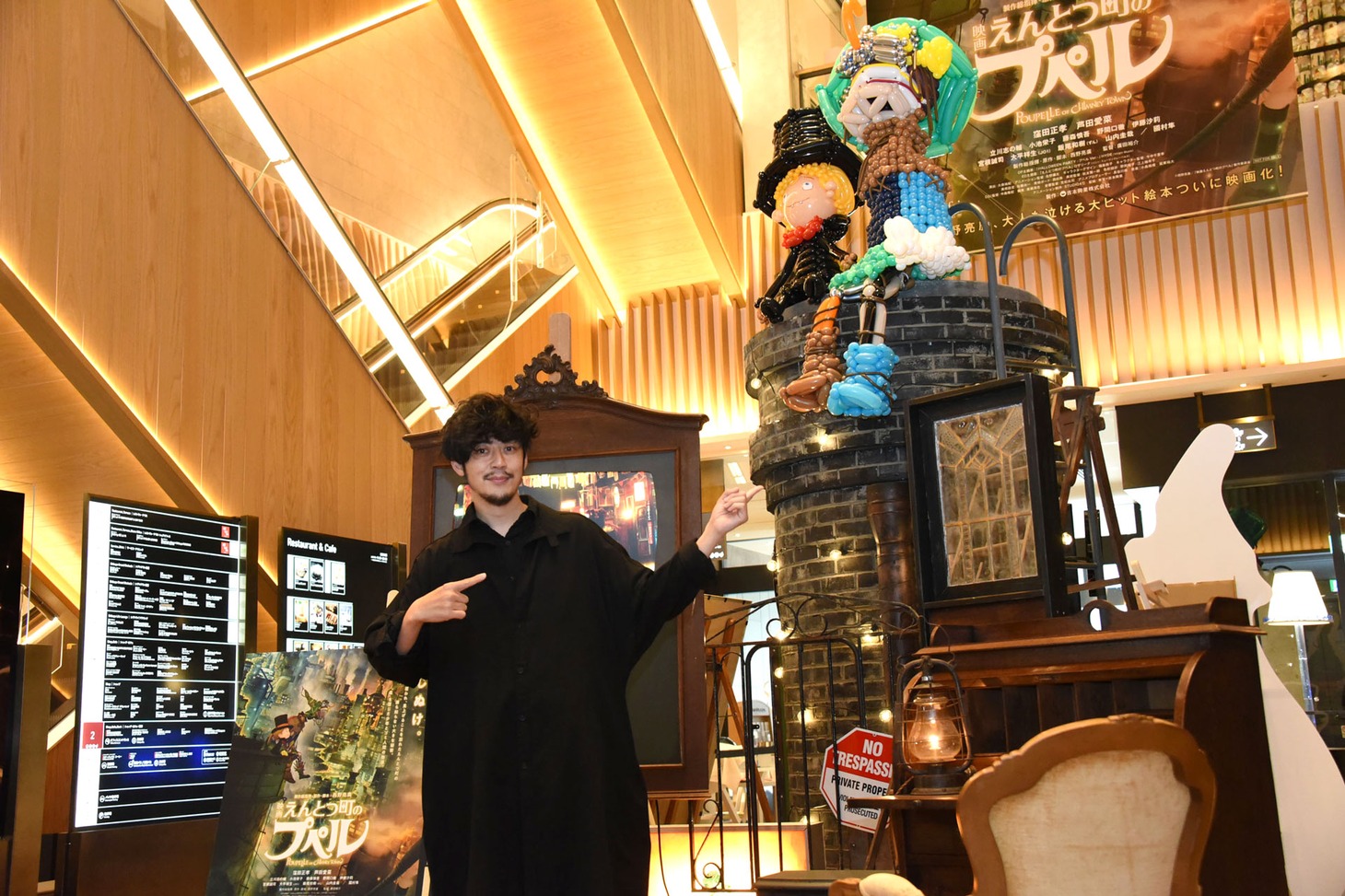 「映画 えんとつ町のプぺル」の特別装飾を披露する西野亮廣。