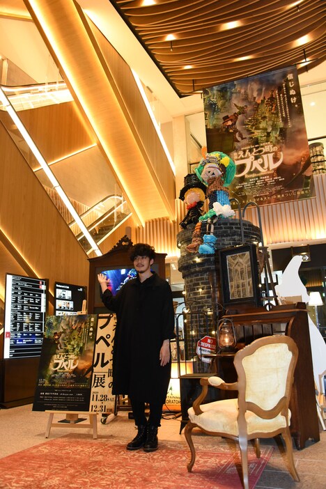 「映画 えんとつ町のプぺル」の特別装飾を披露する西野亮廣。