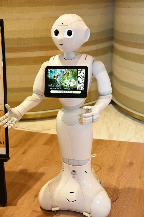 「映画 えんとつ町のプぺル」を紹介するPepper。