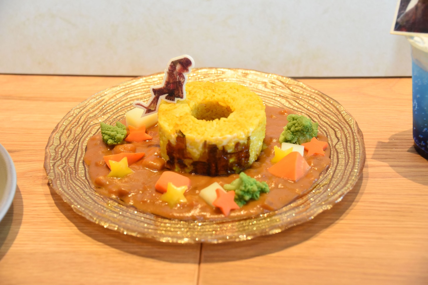 「映画 えんとつ町のプぺル」とPepper PARLORのコラボメニュー。えんとつ町の具だくさんカレー（税込1430円）。