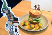 「映画 えんとつ町のプぺル」とPepper PARLORのコラボメニュー。町を見下ろすえんとつサンド（税込1595円）。