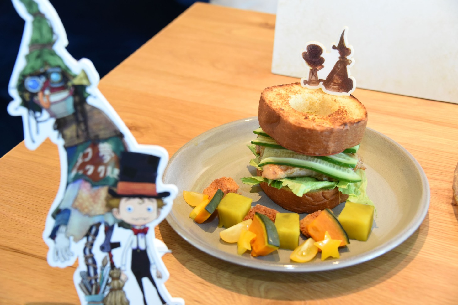 「映画 えんとつ町のプぺル」とPepper PARLORのコラボメニュー。町を見下ろすえんとつサンド（税込1595円）。