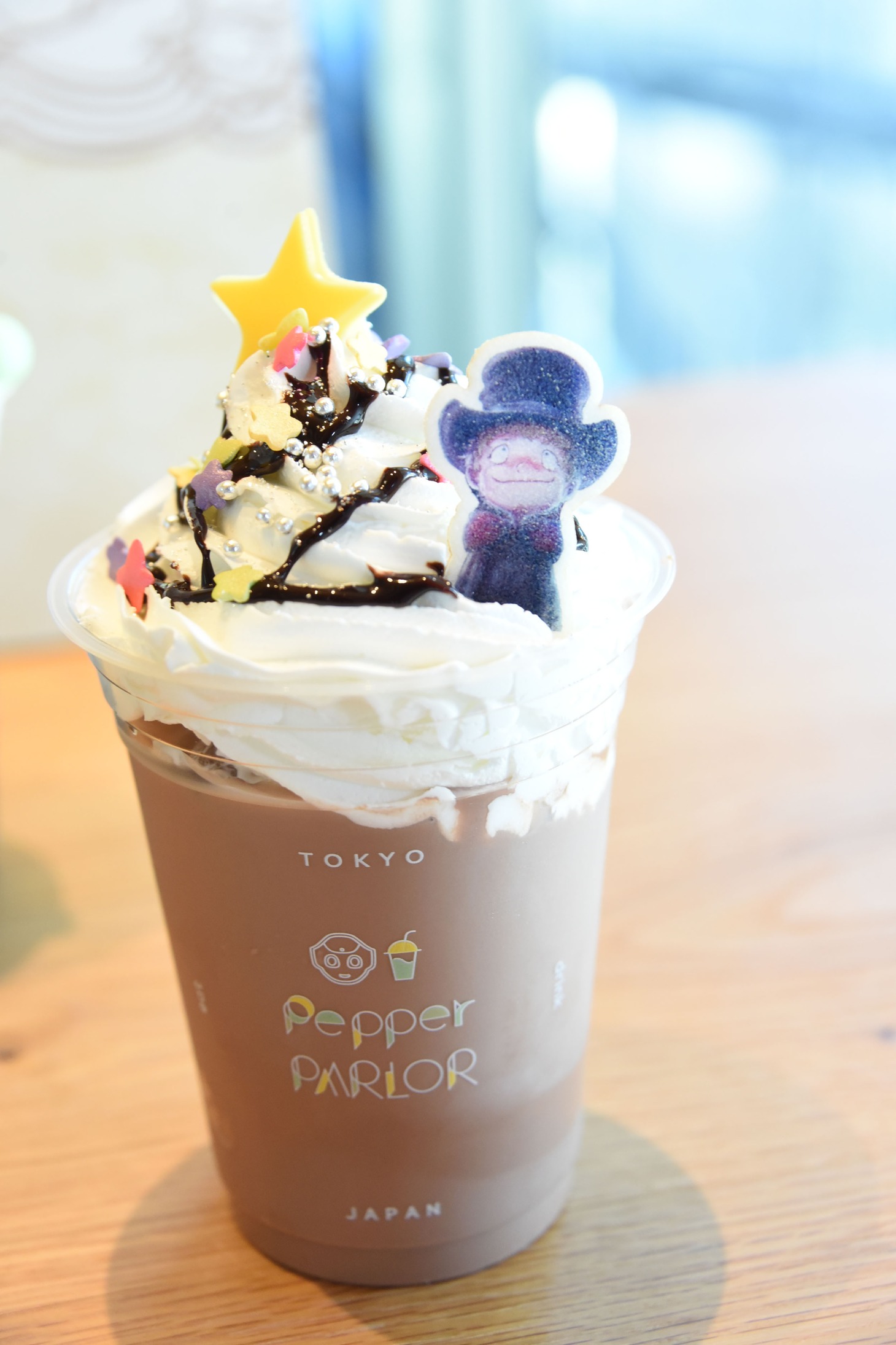 「映画 えんとつ町のプぺル」とPepper PARLORのコラボメニュー。ルビッチの星空アイスココア（税込825円）。