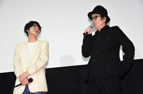 左から倉悠貴、リリー・フランキー。