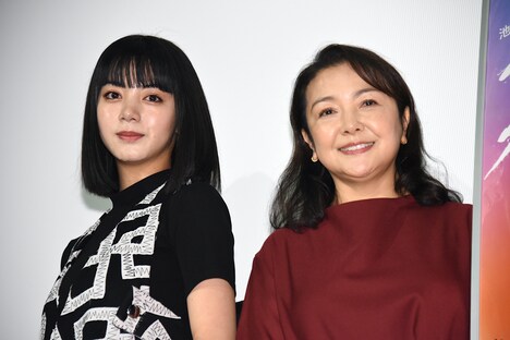 左から池田エライザ、原日出子。