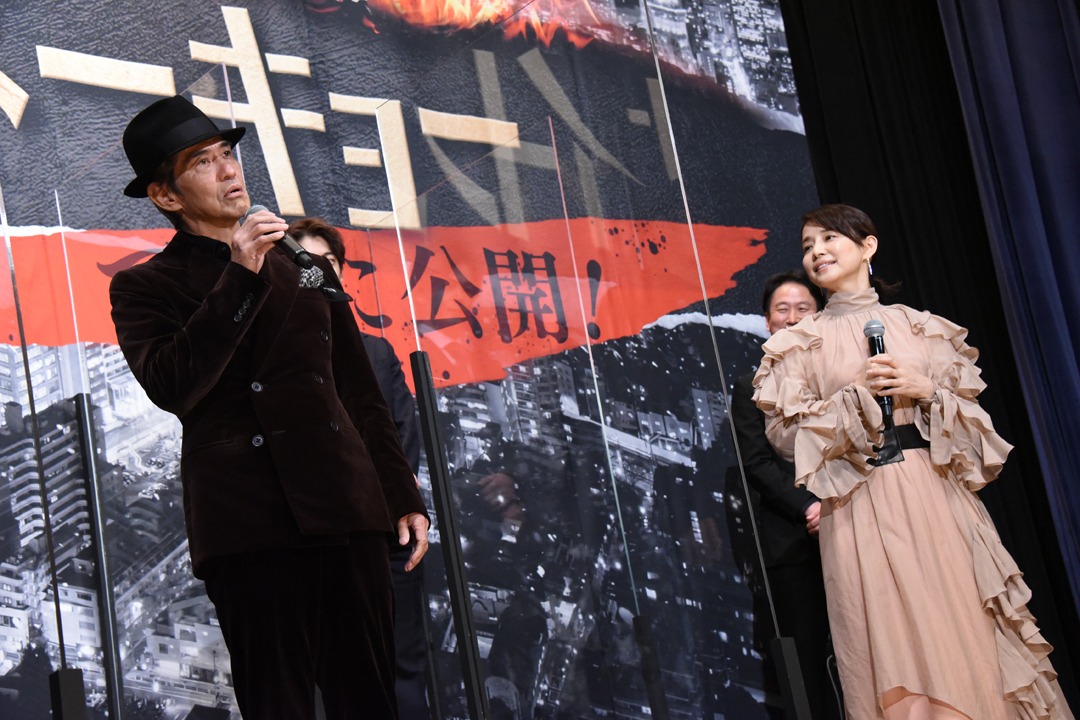 左から佐藤浩市、石田ゆり子。