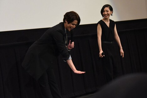 「真綾さんにはこんなに小さいときから（お世話になって）」と話す宮野真守（左）。