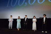「10万分の1」舞台挨拶の様子。左から白洲迅、平祐奈、白濱亜嵐、優希美青、三木康一郎。