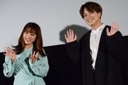 「10万分の1」舞台挨拶の様子。左から平祐奈、白濱亜嵐。