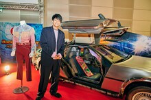 森崎ウィン（左）とデロリアン（右）。