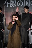 山崎賢人（手前）、町田啓太（奥）。