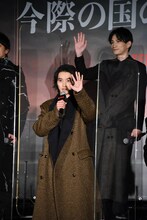 山崎賢人（手前）、町田啓太（奥）。