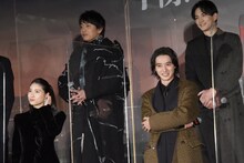 下段左から土屋太鳳、山崎賢人。上段左から青柳翔、町田啓太。