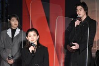 左から吉田美月喜、朝比奈彩、柳俊太郎。
