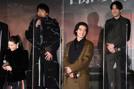 下段左から土屋太鳳、山崎賢人。上段左から青柳翔、町田啓太。