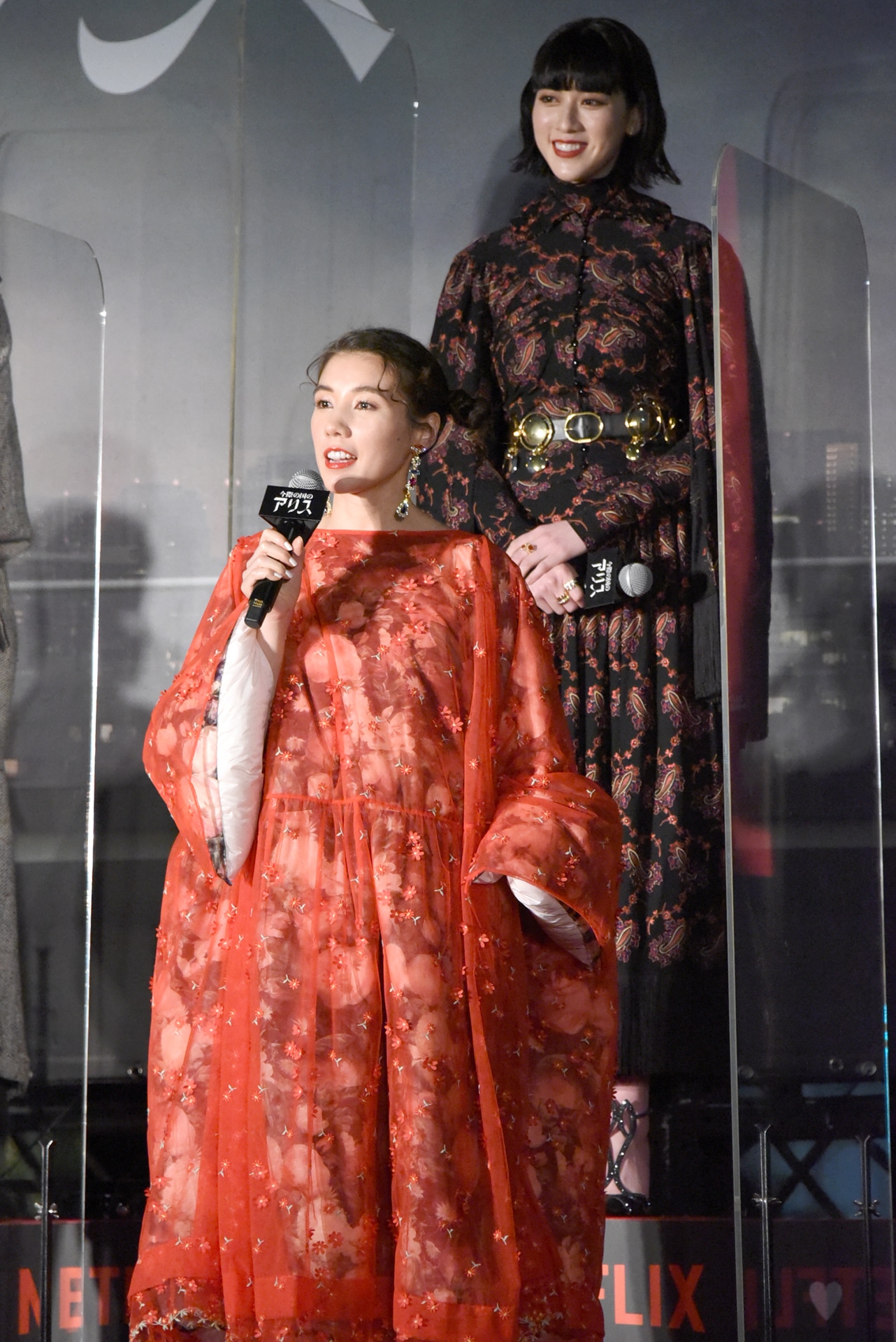 仲里依紗（手前）、三吉彩花（奥）。