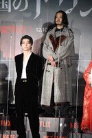 村上虹郎（手前）、金子ノブアキ（奥）。