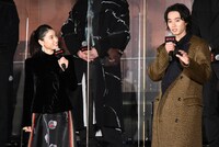 左から土屋太鳳、山崎賢人。