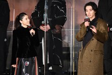 左から土屋太鳳、山崎賢人。