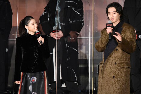 左から土屋太鳳、山崎賢人。