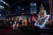 クリスマスツリーの点灯を見るキャストたち。