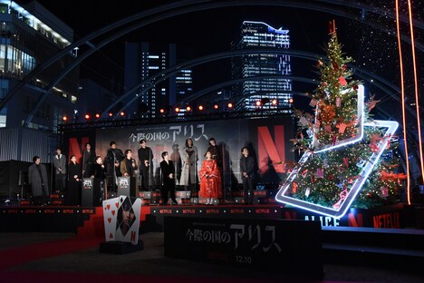クリスマスツリーの点灯を見るキャストたち。