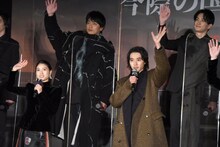 下段左から土屋太鳳、山崎賢人。上段左から青柳翔、町田啓太。