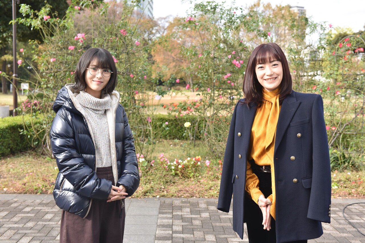 左から浜辺美波、菅野美穂。