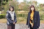 左から浜辺美波、菅野美穂。