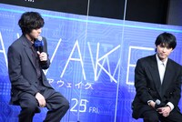 若葉竜也（左）に「死ぬほど暗い」と言われる吉沢亮（右）。