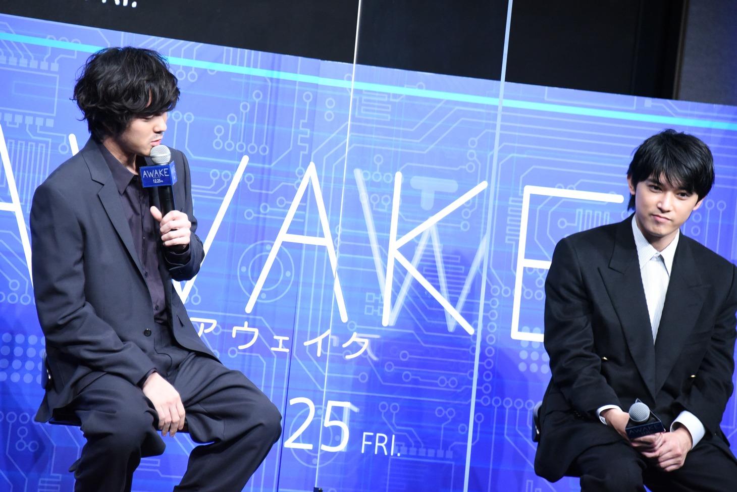 若葉竜也（左）に「死ぬほど暗い」と言われる吉沢亮（右）。