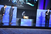 劇中に登場するロボット、新電王手さん（中央）。