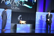 劇中に登場するロボット、新電王手さん（中央）。