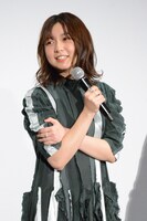 松本梨香演じるサトシの声を聞き、震える上白石萌歌。