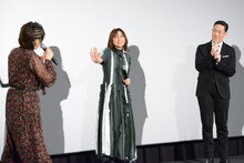 松本梨香（右）に「私がやったら、みんなも自分のキャラクターやるんだよ！」と振られる上白石萌歌（中央）と中村勘九郎（右）。