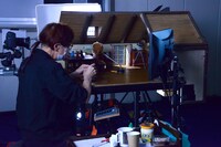 小道具を調整するストップモーションアニメーターの峰岸裕和。