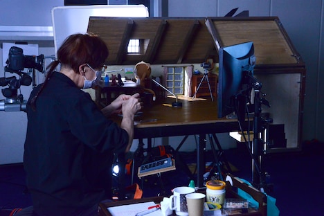 小道具を調整するストップモーションアニメーターの峰岸裕和。