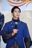 「普通のホモサピエンスの皆さん、こんにちは！」と挨拶する山口貴也。