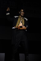 仮面ライダーファルシオンの変身シーンを再現する谷口賢志。