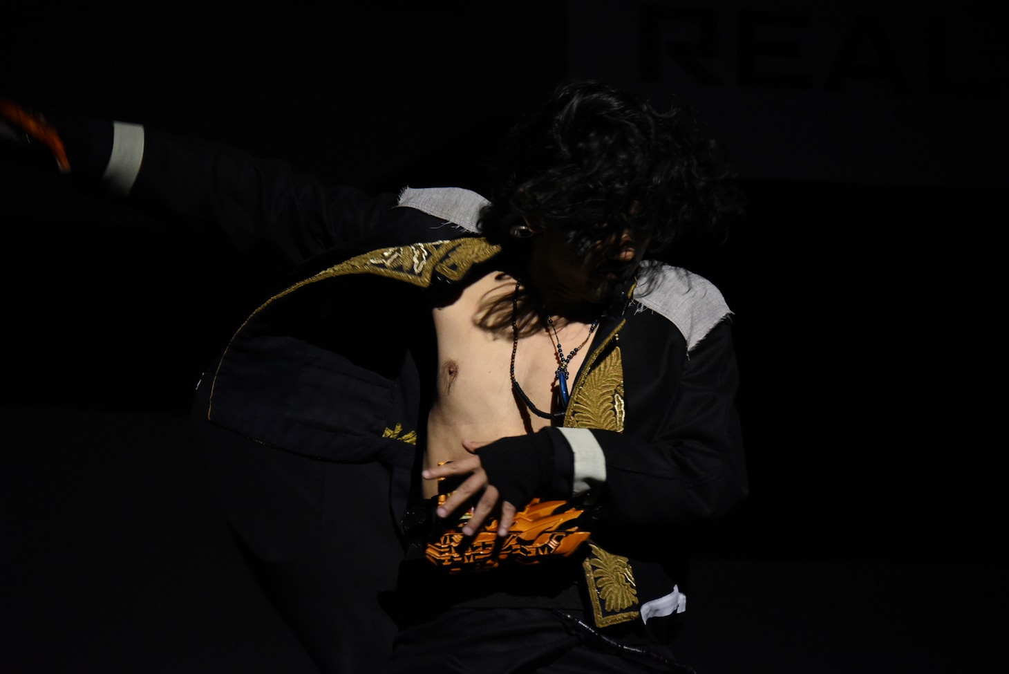 仮面ライダーファルシオンの変身シーンを再現する谷口賢志。
