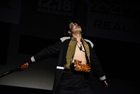 仮面ライダーファルシオンの変身シーンを再現する谷口賢志。