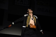 仮面ライダーファルシオンの変身シーンを再現する谷口賢志。