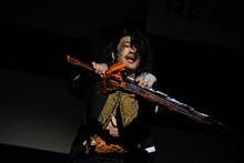 仮面ライダーファルシオンの変身シーンを再現する谷口賢志。