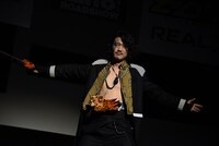 仮面ライダーファルシオンの変身シーンを再現する谷口賢志。