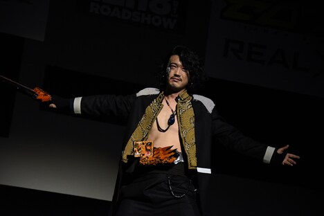 仮面ライダーファルシオンの変身シーンを再現する谷口賢志。