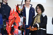 前列左から仮面ライダーセイバー、谷口賢志。