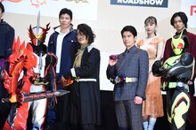 前列左から仮面ライダーセイバー、谷口賢志、伊藤英明、仮面ライダーゼロワン。