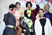 前列左から伊藤英明、仮面ライダーゼロワン、福士誠治。